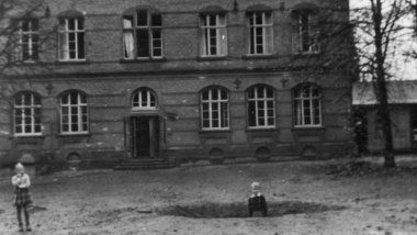 Sprengbombe auf dem Schulplatz der Schule Humperdinckstraße Oktober 1943